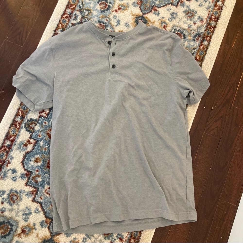 Wrangler mens medium grey tee with button neck